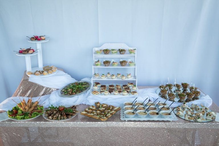 Buffet raffiné et gourmand préparé par Ô Traiteur, traiteur incontournable à La Réunion
